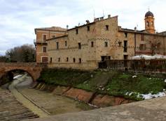 Il borgo fortificato con ponte sul torrente Ventena