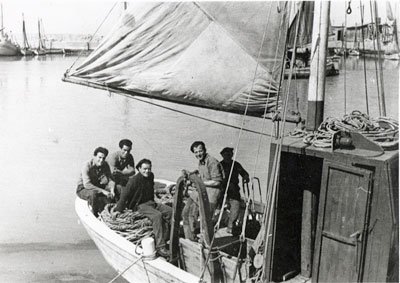 Cattolica anni '50 - Foto ricordo a bordo del motopeschereccio "Sandro" Cattolica anni '50 - Foto ricordo a bordo del motopeschereccio "Sandro"