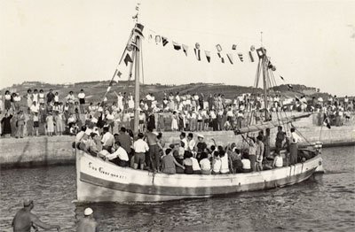 Gabicce Mare estate del 1958 - Foto ricordo dell'equipaggio sul motopeschereccio San Giorgio in occasione della Festa del Mare. Gabicce Mare estate del 1958 - Foto ricordo dell'equipaggio sul motopeschereccio San Giorgio in occasione della Festa del Mare.