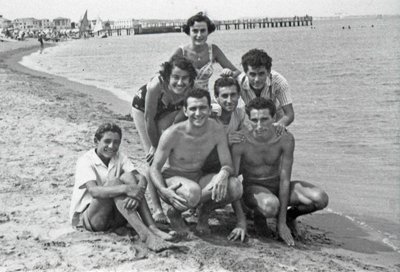 Cattolica fine anni ‘40. Fotoricordo di amici sulla spiaggia. Giovani al mare